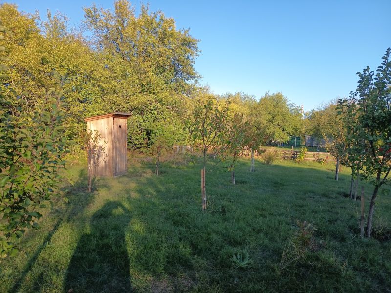 Gärten auf der Tatranská 201 in Zlaté Moravce mit einem Holzunterstand, umgeben von Bäumen.