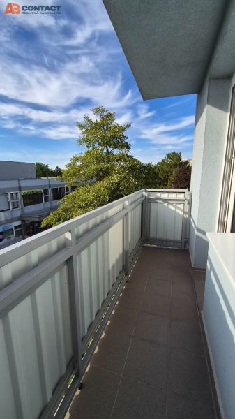 Der Balkon einer der Wohnungen in der Straße 8. mája in Piešťany.