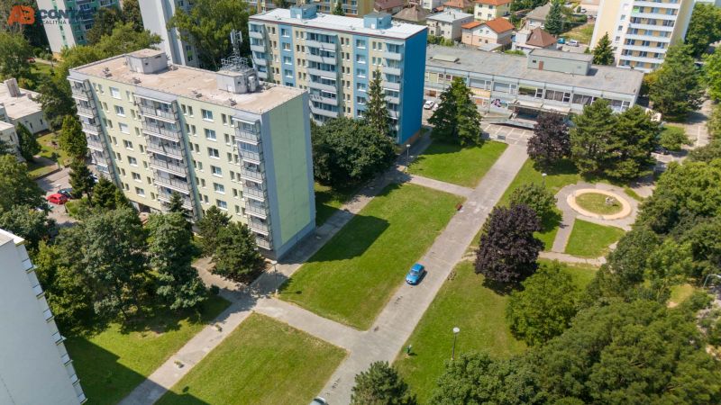 Wohnblocks und Grünflächen in der Straße 8. mája in Piešťany.