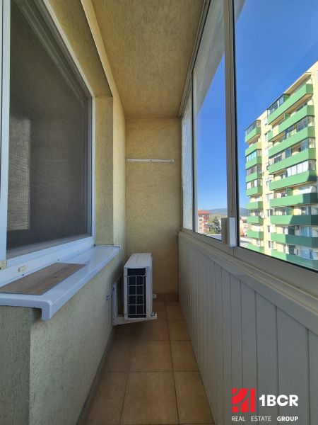 Veranda in einer Einzimmerwohnung mit Klimaanlage und Blick auf Wohnblocks.