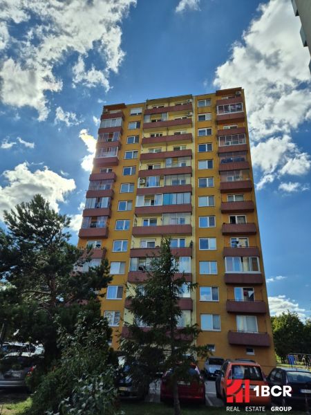 Bystrická Straße in Pezinok, Plattenbau-Wohnhaus zum Verkauf, geeignet für ein Einzimmerapartment.