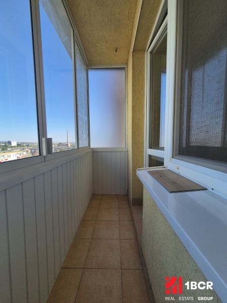 Balkon in einem Einzimmerapartment mit Blick auf die Bystrická-Straße in Pezinok.