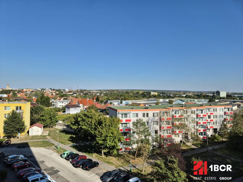 Blick auf die Bystrická-Straße in Pezinok mit Garçonnièren und Grünflächen.