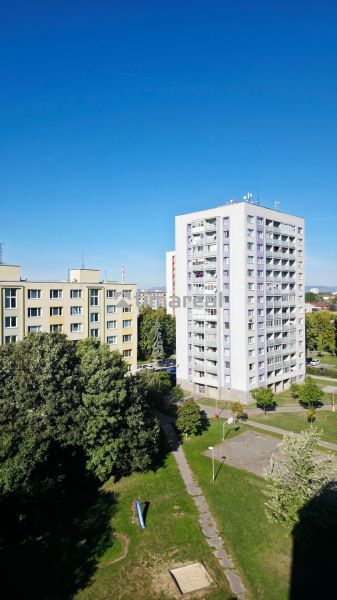 Blick auf Wohnblöcke und Grünflächen in Trnava, ideal für eine 3-Zimmer-Wohnung.
