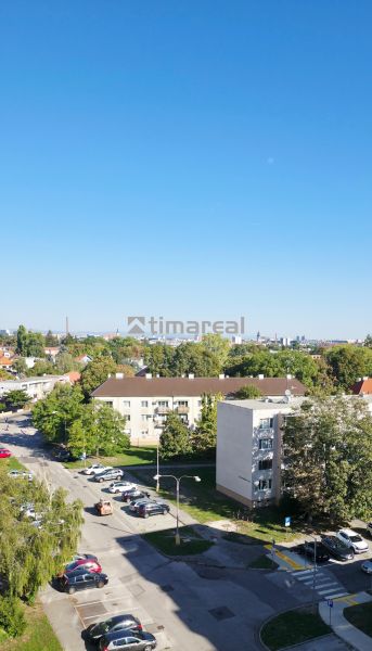 Blick auf ein Wohnviertel und Grünflächen, Trnava, aus der Höhe, geeignet für eine 3-Zimmer-Wohnung.