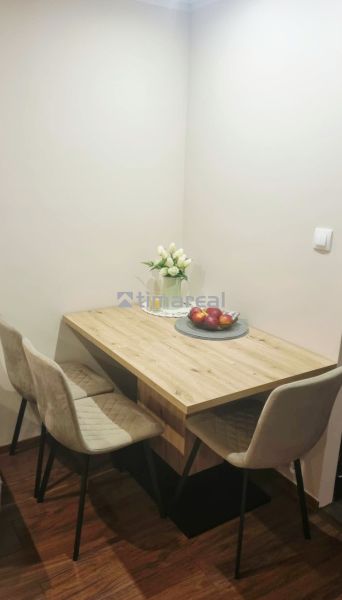 Essbereich in einer 3-Zimmer-Wohnung mit Holzboden und Dekorationen.