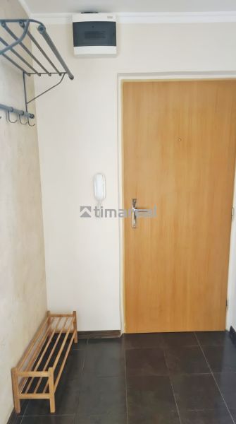 Eingangsflur in einer 3-Zimmer-Wohnung mit Garderobe, Schuhschrank und Holztüren.