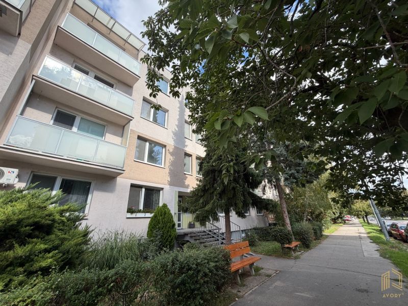 Wohnhaus in der Štefánikova-Straße in Senica mit umliegendem Grün und Gehweg.