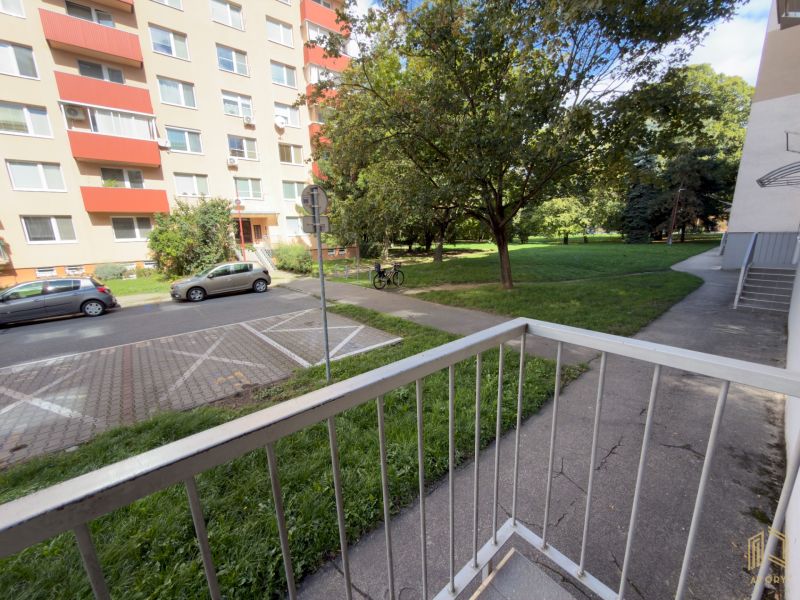 Blick auf die Štefánikova-Straße von einer 2-Zimmer-Wohnung in Senica mit angrenzenden Bäumen.