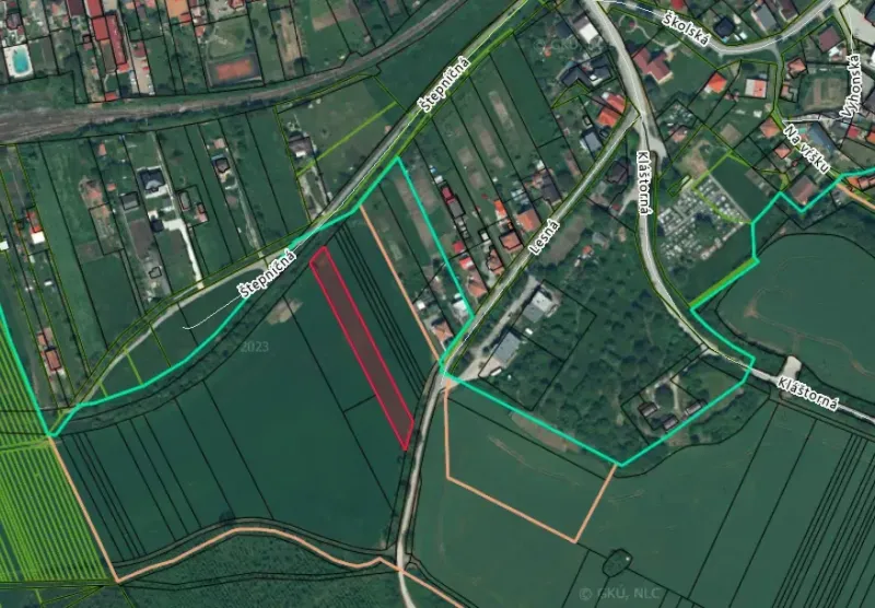 Luftaufnahme von landwirtschaftlichen und forstwirtschaftlichen Flächen in Podhájska mit sichtbarem Straßennetz.