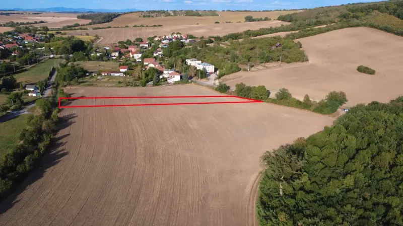 Landwirtschaftliche und forstwirtschaftliche Grundstücke in Podhájska mit Blick auf die umliegenden Felder und Grünflächen.