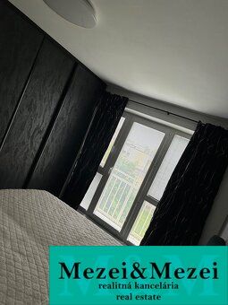 Schlafzimmer in einer 2-Zimmer-Wohnung mit Bett und Fenster, geprüft von einer Immobilienagentur.
