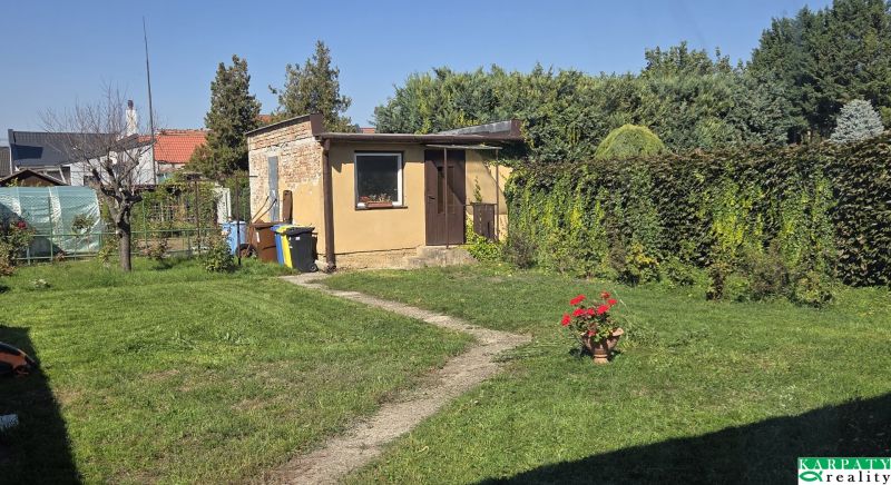 Garten mit Schuppen und Rasen bei einem Einfamilienhaus in Trnava.