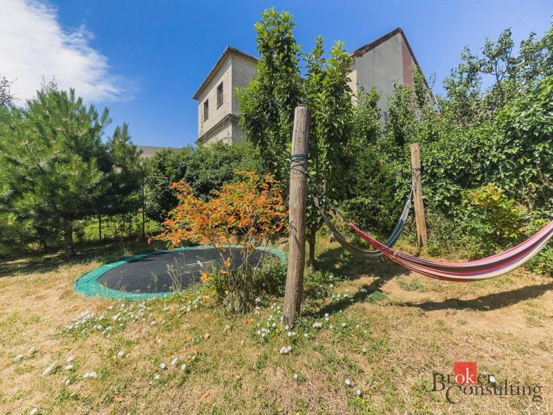 Garten mit Trampolin und Hängematte in der Čajakova-Straße in Bratislava-Neue Stadt.
