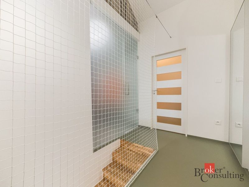 Flur mit Ziernetz und zwei Türen in einer 3-Zimmer-Wohnung.