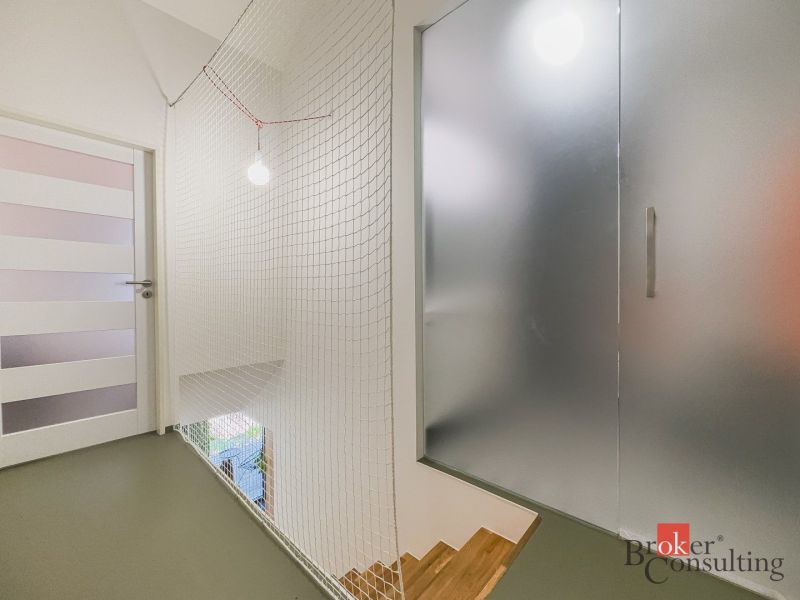 Glastüren, Netzgeländer und Holztreppen in einer 3-Zimmer-Wohnung.