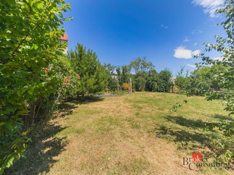 Ein schöner Garten voller Grün in einer 3-Zimmer-Wohnung in der Čajakova-Straße in Bratislava-Neustadt.