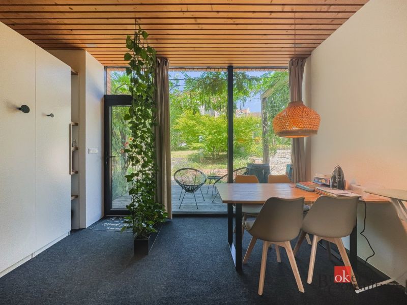 Essbereich in einer 3-Zimmer-Wohnung mit großen Fenstern und Garten.