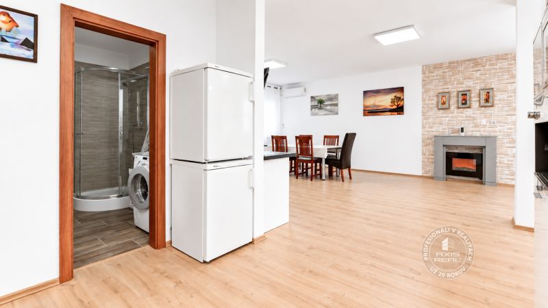 Innenraum einer 2-Zimmer-Wohnung mit Kamin, Essecke und Holzboden.