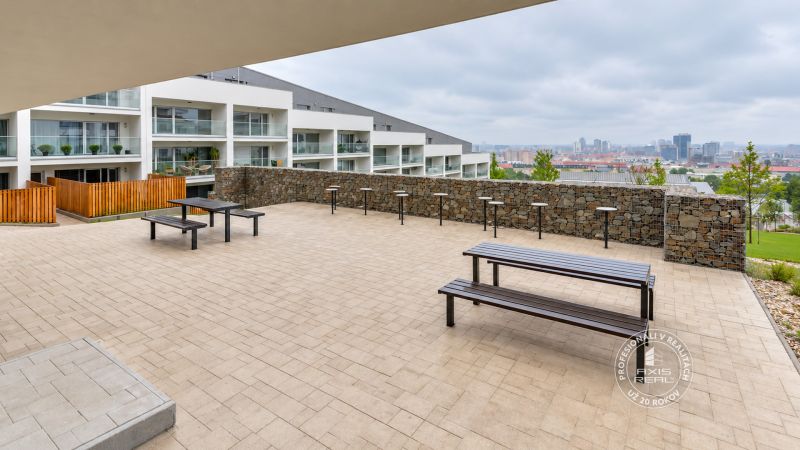 Die Terrasse des Wohnkomplexes auf Pod Vtáčnikom in Bratislava mit Blick auf die Stadt.