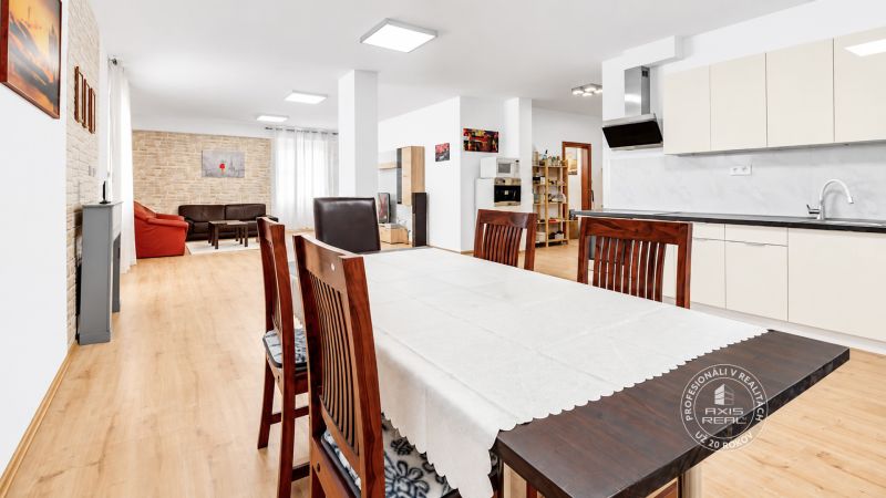 Esszimmer und Küche mit Holzboden in einer Zweizimmerwohnung.