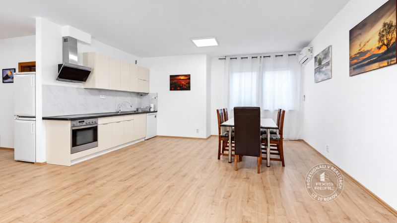 Küche mit Esstisch in einer 2-Zimmer-Wohnung mit Holzboden.