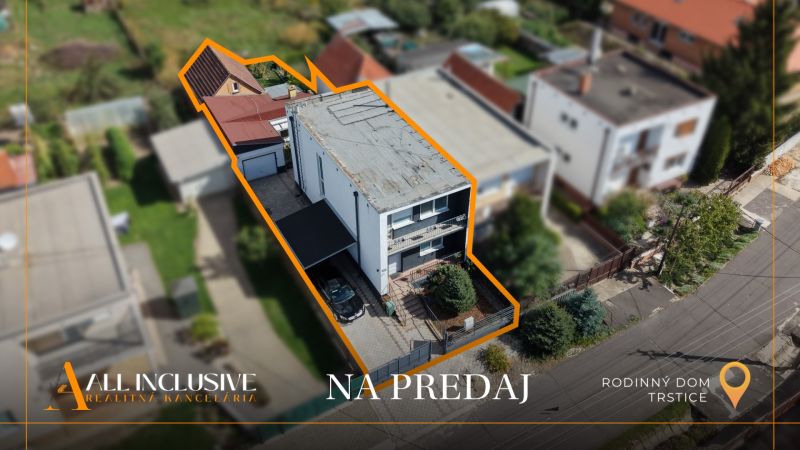 Ein Einfamilienhaus in Trstice mit markiertem Grundstück und umliegender Bebauung.