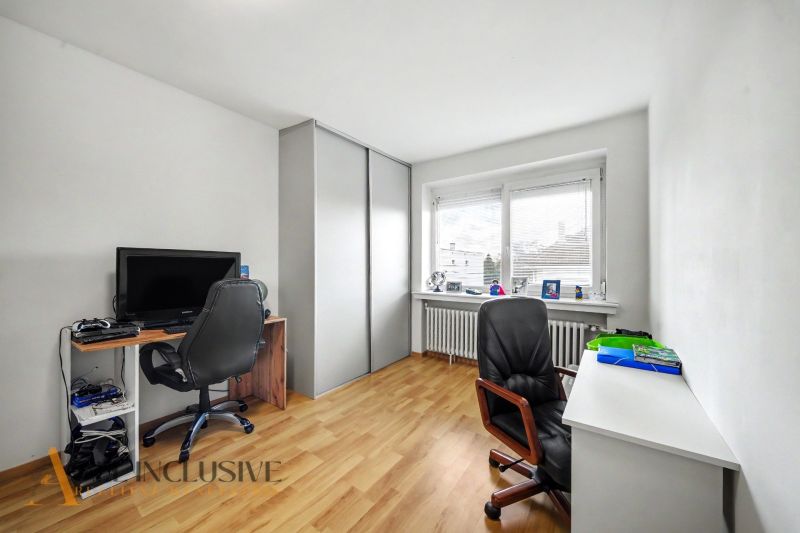 Heimbüro mit Computer und Holzboden in einem Einfamilienhaus.
