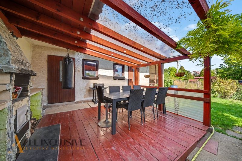 In Trstice ein Einfamilienhaus mit Terrasse, Tisch, Stühlen und einem Grillkamin.