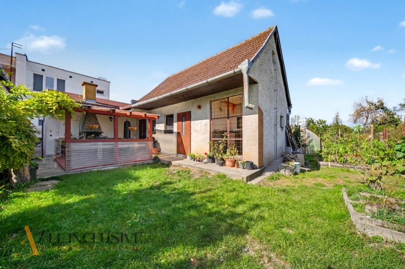 Einfamilienhaus mit Terrasse und Garten in der Nähe von Trstice auf einem geräumigen Grundstück.