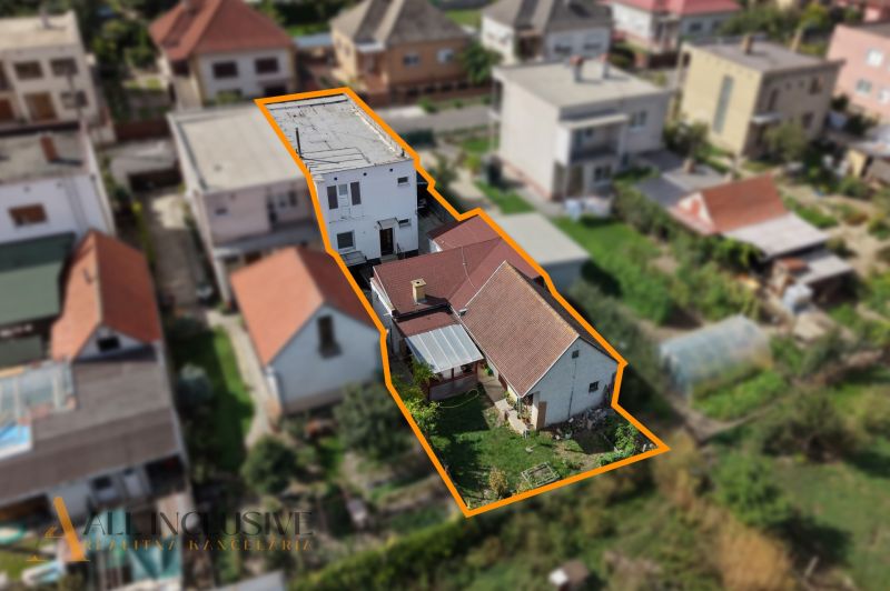 Ein Einfamilienhaus in Trstice, Hof und umliegende Gebäude in einem bebauten Stadtgebiet.
