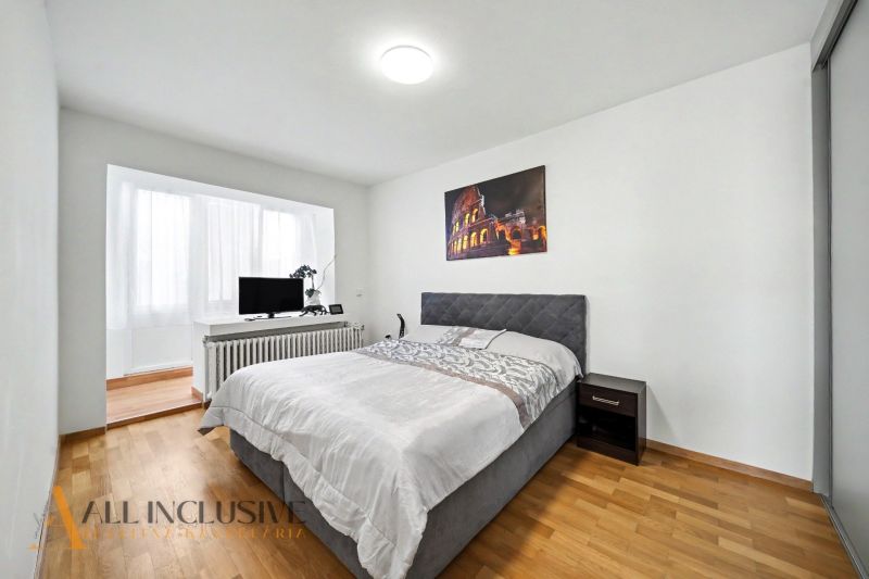 Schlafzimmer mit Holzdekorboden und Bild in einem Einfamilienhaus.