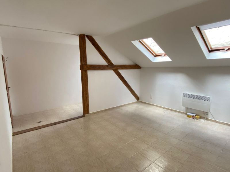 Dachbodenkantoor mit Keramikboden und Dachfenstern, Holzbalken.
