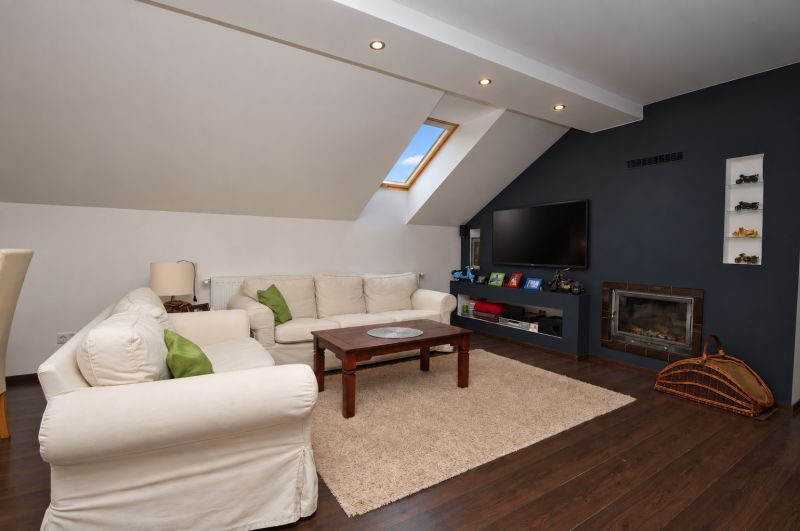 Wohnzimmer in einem Einfamilienhaus mit Kamin, Sofas und Holzboden.
