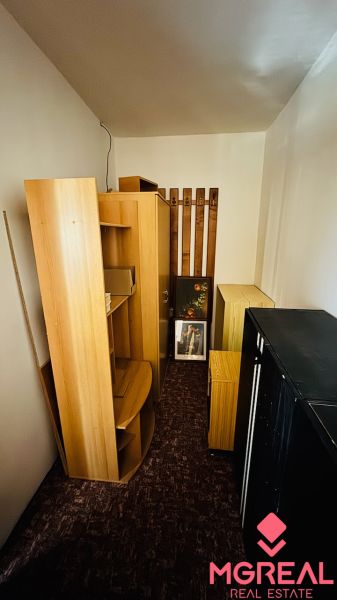 Abstellraum mit Holzelementen, Regalen und Schränken in einer 3-Zimmer-Wohnung.
