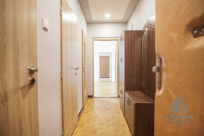 Flur in einer 2-Zimmer-Wohnung mit Holzboden und hellem Interieur.