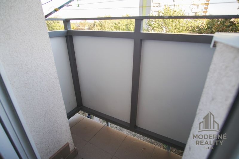 Balkon in einer 2-Zimmer-Wohnung mit Blick ins Grüne in Nové Zámky.