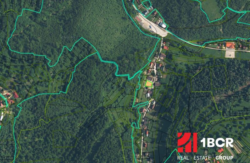 Luftaufnahme von Grundstücken in der Region Oščadnica mit sichtbaren Parzellen und Straßen.