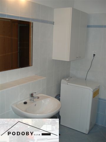 Badezimmer in einer 3-Zimmer-Wohnung mit Waschbecken und Waschmaschine.