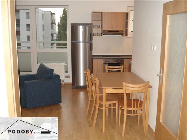 Küche verbunden mit Esszimmer, Holzboden-Dekor, Sitzgelegenheit in einer 3-Zimmer-Wohnung.