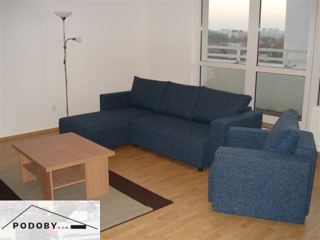 Wohnzimmer mit Sofa und Tisch in einer 3-Zimmer-Wohnung.