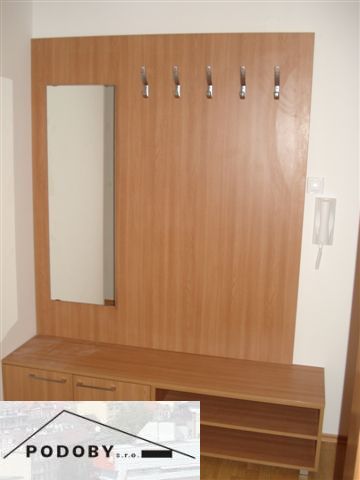 Diele mit Garderoben und Spiegel, Boden mit Holzdekor, in einer 3-Zimmer-Wohnung.