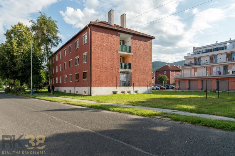 Wohnhaus in der 9. Mai-Straße in der Stadt Svit, neben einer grünen Rasenfläche.