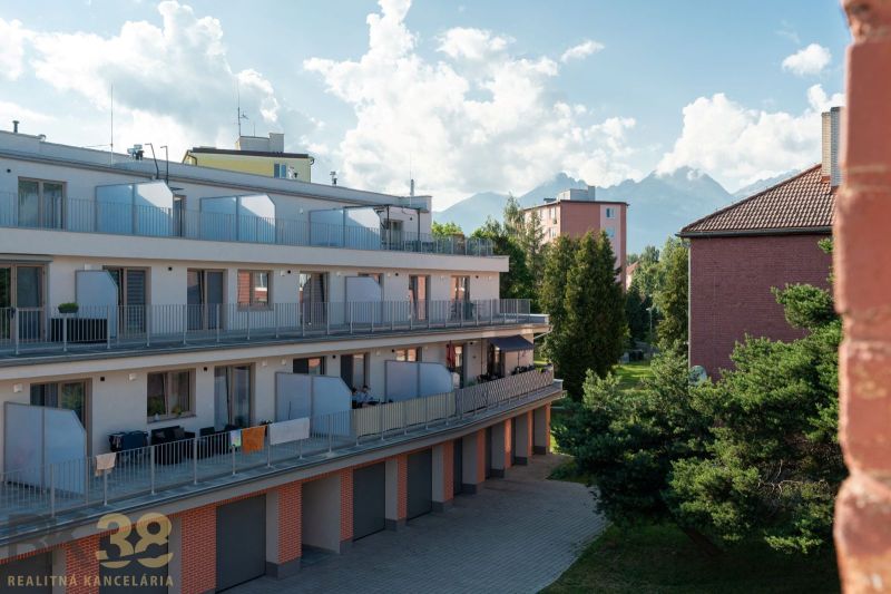 Wohnkomplex in der 9. Mai Straße in der Stadt Svit mit Blick auf die Berge.