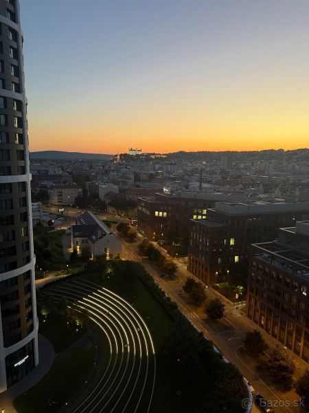 Abendlicher Blick auf Bratislava - die Altstadt von der Továrenská aus, einschließlich der Burg Bratislava am Horizont.