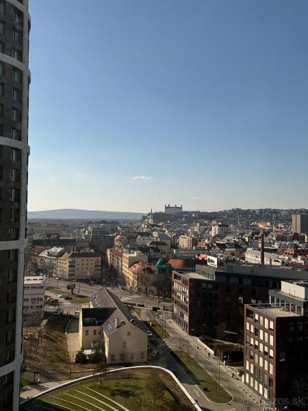 Blick auf Bratislava - die Altstadt von der Továrenská-Straße mit Aussicht auf die Burg.
