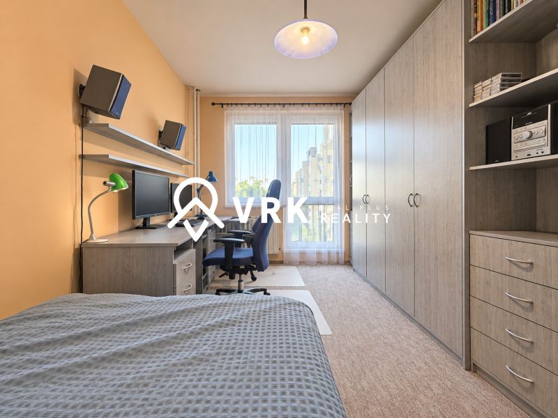 Unaufgeräumtes Schlafzimmer mit Schreibtisch und Schrank, 3-Zimmer-Wohnung.