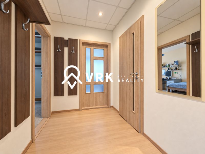 Der Flur in der 3-Zimmer-Wohnung mit einem Boden in Holzoptik und Wandhaken.