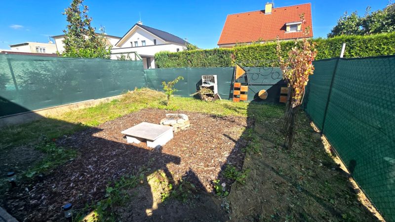 Der Garten des Einfamilienhauses in der Kupeckého Straße in Piešťany mit Rasen und Umzäunung.