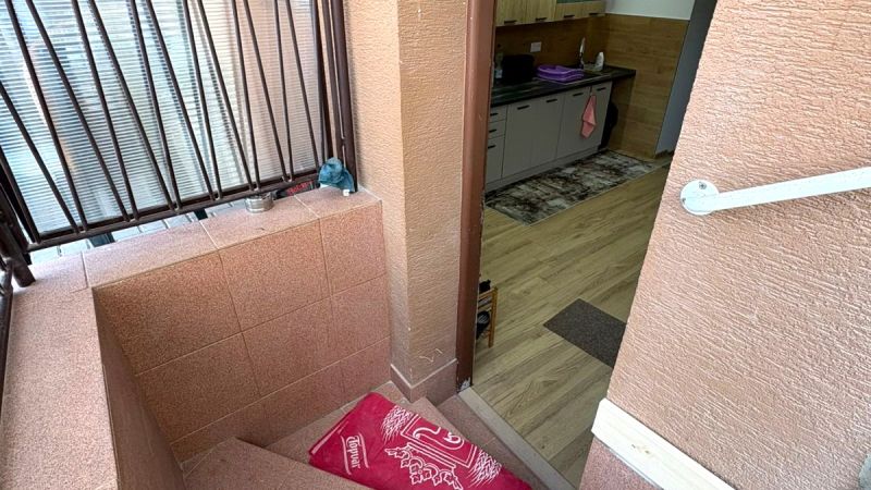 Treppe und Küche mit Holzboden in einem Einfamilienhaus.